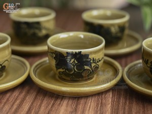 Bộ ấm chén dáng quai vuông men cổ vẽ chùm nho màu vàng rêu, 350ml