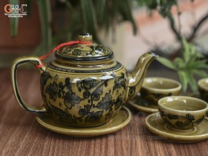Bộ ấm chén dáng quai vuông men cổ vẽ hoa dây màu vàng rêu, 350ml