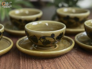 Bộ ấm chén dáng quai vuông men cổ vẽ hoa dây màu vàng rêu, 350ml