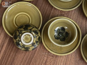 Bộ ấm chén dáng quai vuông men cổ vẽ hoa dây màu vàng rêu, 350ml