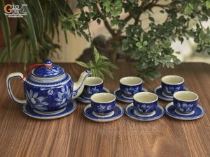 Bộ ấm chén dáng quai vuông men cổ vẽ hoa Sen nền băng, 350ml