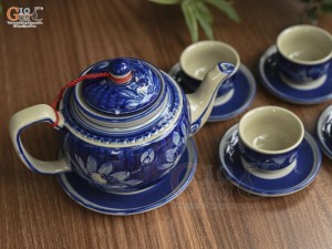 Bộ ấm chén dáng quai vuông men cổ vẽ hoa Sen nền băng, 350ml