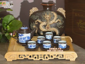 Bộ ấm chén dáng quai vuông men nâu chỉ đỏ cảnh Đám Cưới Chuột, 500ml