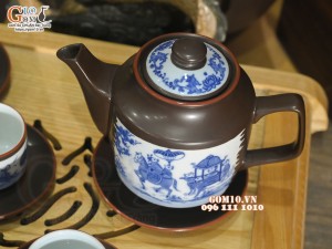 Bộ ấm chén dáng quai vuông men nâu chỉ đỏ cảnh Đám Cưới Chuột, 500ml