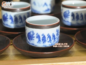 Bộ ấm chén dáng quai vuông men nâu chỉ đỏ cảnh Đám Cưới Chuột, 500ml