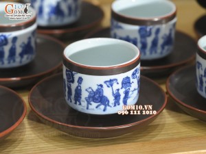 Bộ ấm chén dáng quai vuông men nâu chỉ đỏ cảnh Vinh Quy Bái Tổ, 500ml