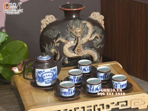 Bộ ấm chén dáng quai vuông men nâu chỉ đỏ cảnh Vinh Quy Bái Tổ, 500ml