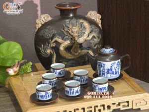 Bộ ấm chén dáng quai vuông men nâu chỉ đỏ cảnh Vinh Quy Bái Tổ, 500ml