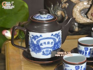 Bộ ấm chén dáng quai vuông men nâu chỉ đỏ cảnh Vinh Quy Bái Tổ, 500ml