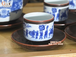 Bộ ấm chén dáng quai vuông men nâu chỉ đỏ cảnh Vinh Quy Bái Tổ, 500ml