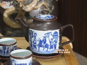 Bộ ấm chén dáng quai vuông men nâu chỉ đỏ cảnh Vinh Quy Bái Tổ, 500ml