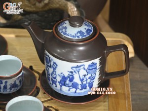 Bộ ấm chén dáng quai vuông men nâu chỉ đỏ cảnh Vinh Quy Bái Tổ, 500ml