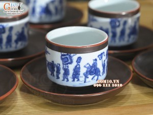 Bộ ấm chén dáng quai vuông men nâu chỉ đỏ cảnh Vinh Quy Bái Tổ, 500ml