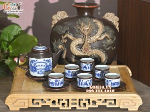 Bộ ấm chén dáng quai vuông men nâu chỉ đỏ cảnh Vinh Quy Bái Tổ, 500ml