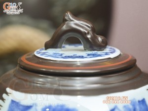 Bộ ấm chén dáng rỏ cua men nâu chỉ đỏ cảnh Phố Cổ, 400ml