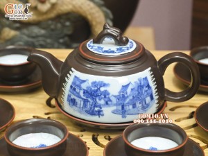 Bộ ấm chén dáng rỏ cua men nâu chỉ đỏ cảnh Phố Cổ, 400ml