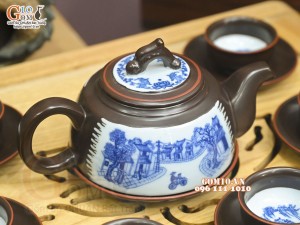 Bộ ấm chén dáng rỏ cua men nâu chỉ đỏ cảnh Phố Cổ, 400ml