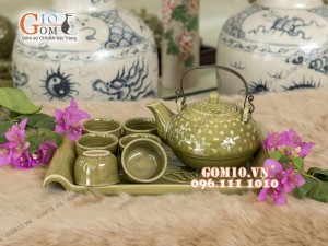 Bộ ấm chén dáng rỏ cua men rêu, quai đồng khay chữ nhật