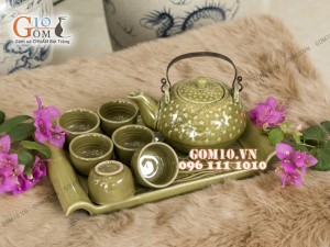 Bộ ấm chén dáng rỏ cua men rêu, quai đồng khay chữ nhật
