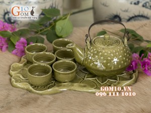 Bộ ấm chén dáng rỏ cua men rêu, quai đồng khay lá sen