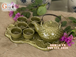 Bộ ấm chén dáng rỏ cua men rêu, quai đồng khay lá sen