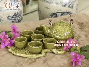 Bộ ấm chén dáng rỏ cua men rêu, quai đồng khay tùng