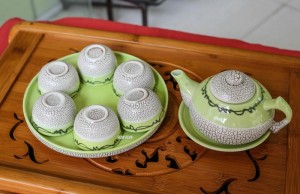 Bộ ấm chén dáng rùa rạn, khay tròn