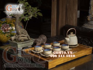 Bộ ấm chén dáng siêu men hỏa biến, quai đồng