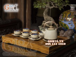 Bộ ấm chén dáng siêu men hỏa biến, quai đồng