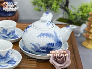 Bộ ấm chén dáng quai ngang men lam cổ vẽ Phi Minh Túc Thực, 330ml