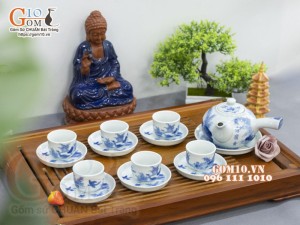 Bộ ấm chén dáng quai ngang men lam cổ vẽ Phi Minh Túc Thực, 330ml