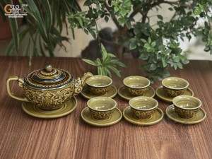 Bộ ấm chén dáng thấp men cổ khắc nổi hoa sen màu vàng rêu, 350ml