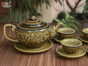 Bộ ấm chén dáng thấp men cổ khắc nổi hoa sen màu vàng rêu, 350ml