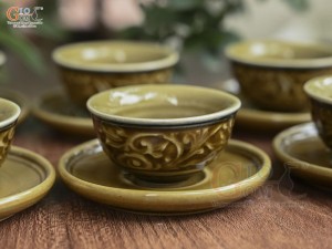 Bộ ấm chén dáng thấp men cổ khắc nổi hoa sen màu vàng rêu, 350ml