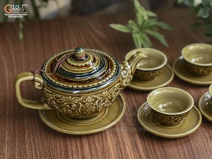 Bộ ấm chén dáng thấp men cổ khắc nổi hoa sen màu vàng rêu, 350ml