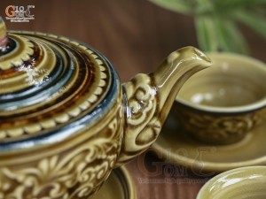 Bộ ấm chén dáng thấp men cổ khắc nổi hoa sen màu vàng rêu, 350ml