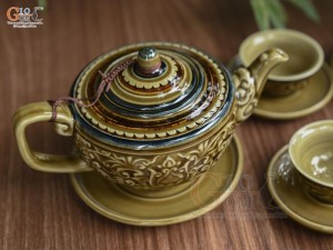 Bộ ấm chén dáng thấp men cổ khắc nổi hoa sen màu vàng rêu, 350ml