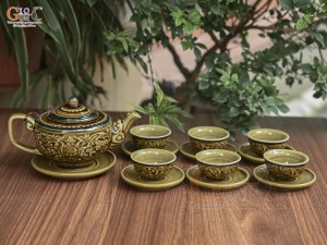 Bộ ấm chén dáng thấp men cổ khắc nổi hoa sen màu vàng rêu, 350ml