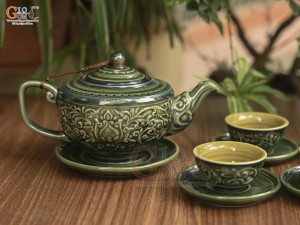 Bộ ấm chén dáng thấp men lục cổ khắc nổi hoa sen, 350ml