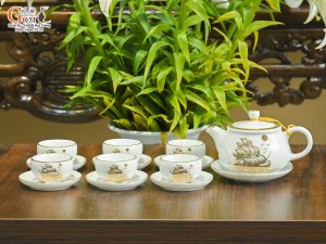 Bộ ấm chén dáng thấp men trắng cảnh Thuận Buồm Xuôi Gió vẽ vàng 24k, 300ml
