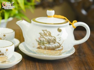 Bộ ấm chén dáng thấp men trắng cảnh Thuận Buồm Xuôi Gió vẽ vàng 24k, 300ml