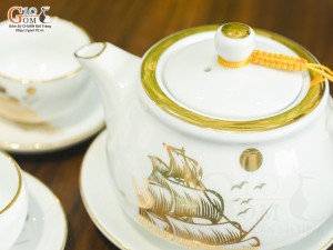 Bộ ấm chén dáng thấp men trắng cảnh Thuận Buồm Xuôi Gió vẽ vàng 24k, 300ml