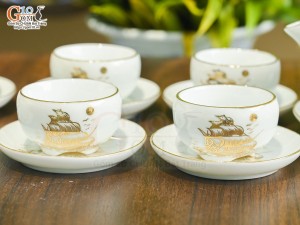 Bộ ấm chén dáng thấp men trắng cảnh Thuận Buồm Xuôi Gió vẽ vàng 24k, 300ml