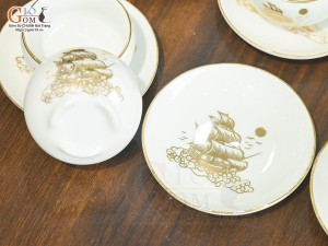 Bộ ấm chén dáng thấp men trắng cảnh Thuận Buồm Xuôi Gió vẽ vàng 24k, 300ml