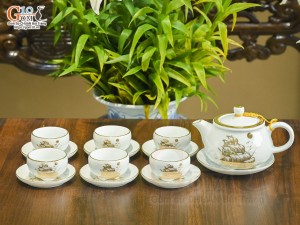 Bộ ấm chén dáng thấp men trắng cảnh Thuận Buồm Xuôi Gió vẽ vàng 24k, 300ml