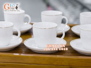 Bộ ấm chén dáng thùng men trắng, kẻ chỉ vàng kim 750ml