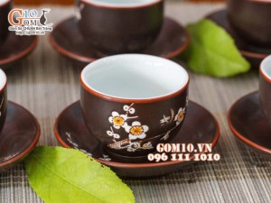 Bộ ấm chén dáng tống men nâu chỉ đỏ, vẽ hoa mai trắng 350ml