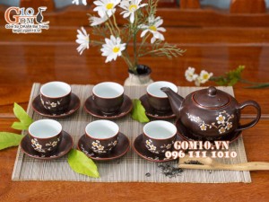 Bộ ấm chén dáng tống men nâu chỉ đỏ, vẽ hoa mai trắng 350ml