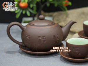 Bộ ấm chén dáng tống nâu khắc Phúc Lộc Thọ kẻ chỉ đỏ, 350ml