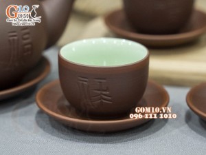 Bộ ấm chén dáng tống nâu khắc Phúc Lộc Thọ kẻ chỉ đỏ, 350ml